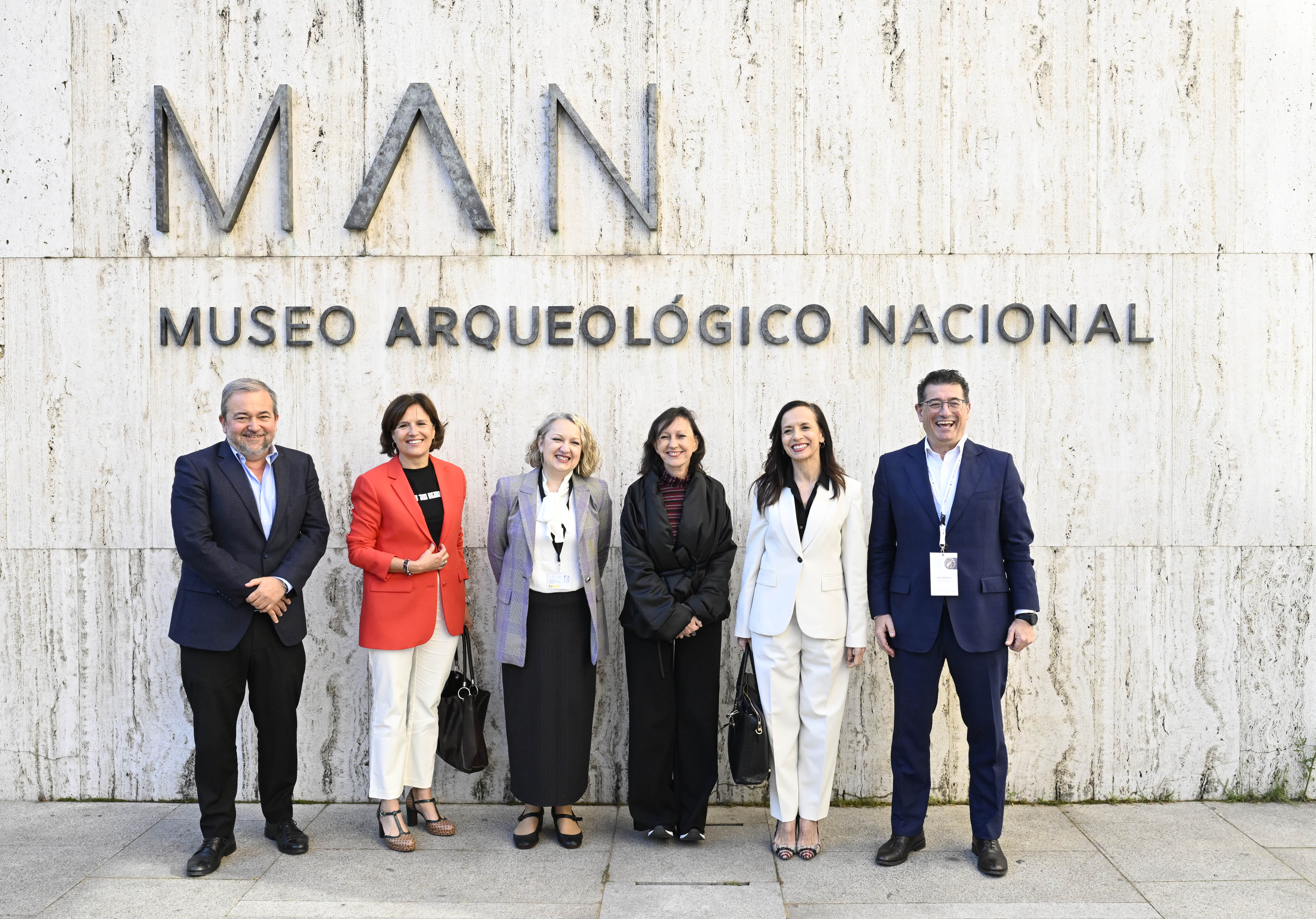La directora general de Patrimonio Cultural y Bellas Artes del Ministerio de Cultura, Ángeles Albert; la directora del MAN, Isabel Izquierdo, y la presidenta de Redeia, Beatriz Corredor, acompañadas por representantes de Redeia en el Museo Arqueológico Nacional.