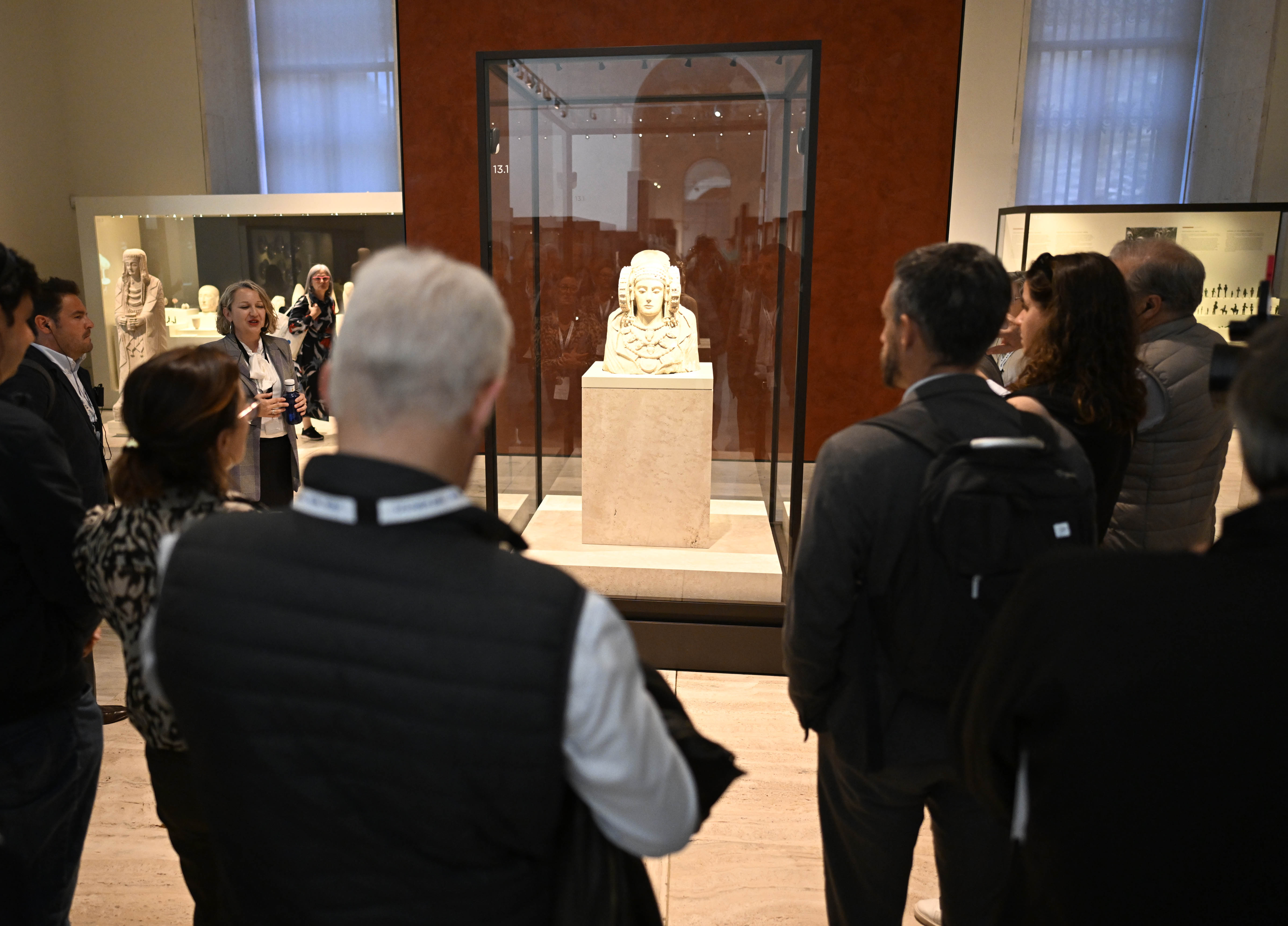Los visitantes contemplan la Dama de Elche.