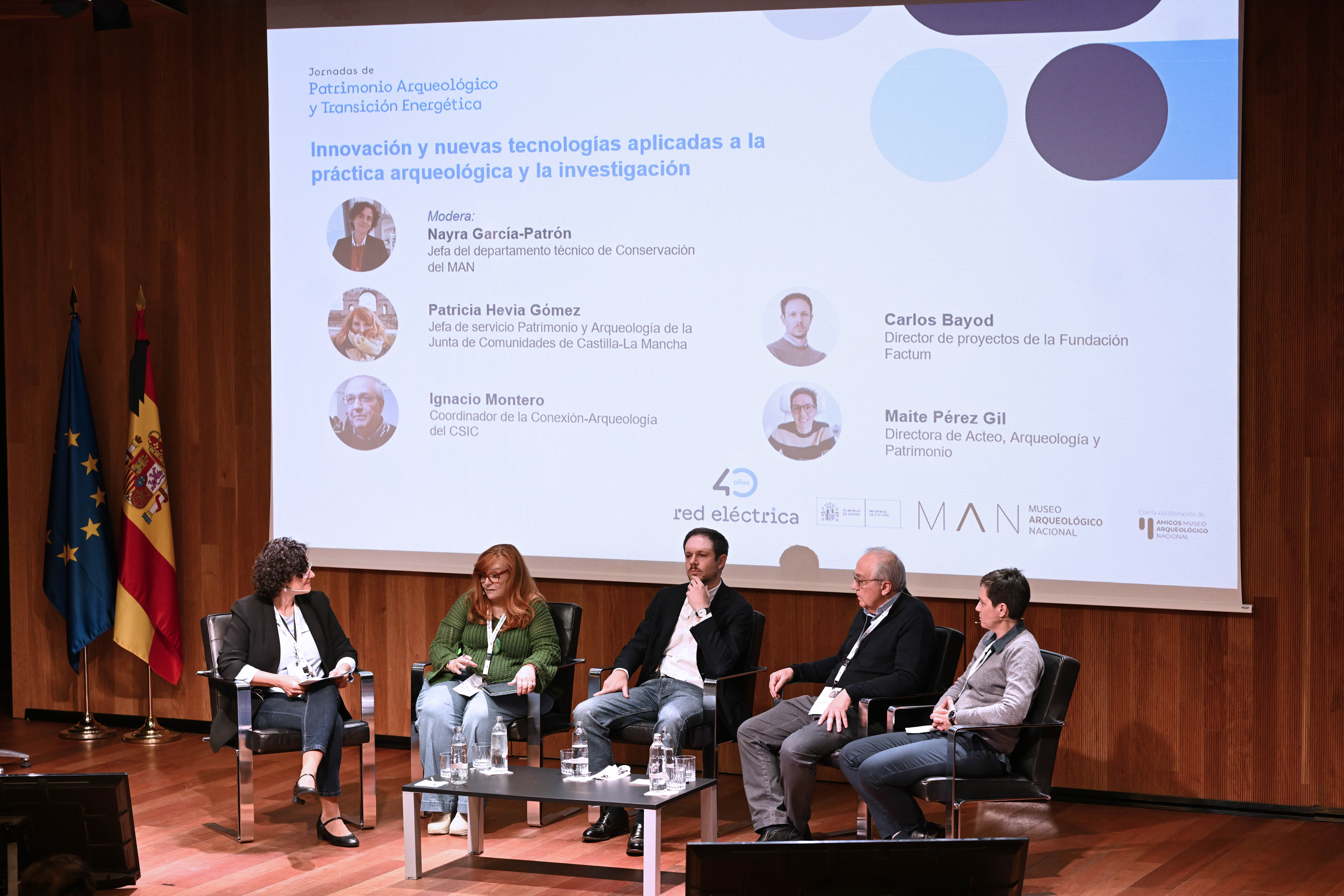 Participantes en la mesa redonda ‘Innovación y nuevas tecnologías aplicadas a la práctica arqueológica y la investigación.