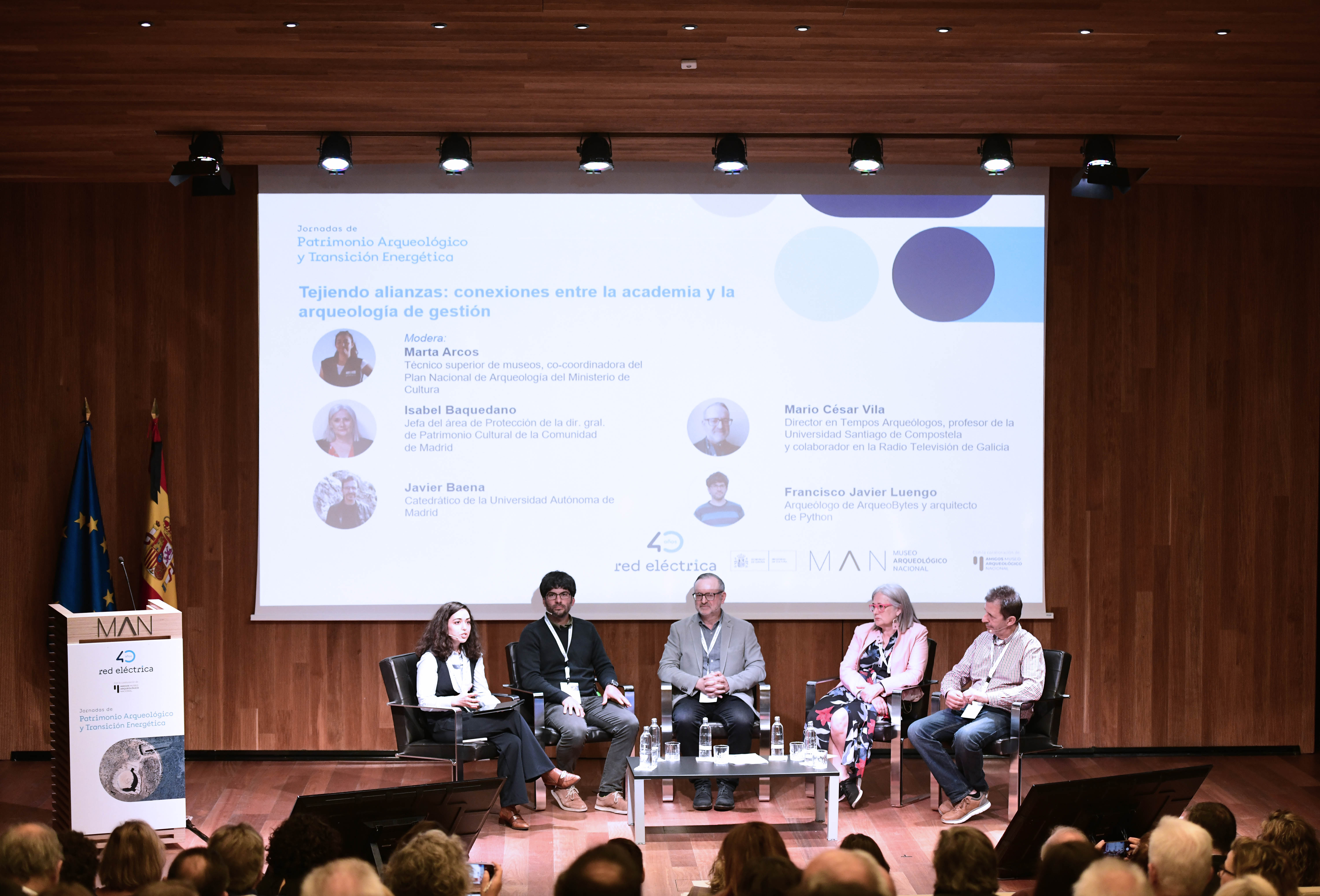 Mesa redonda Tejiendo alianzas: conexiones entre la academia y la arqueología de gestión.