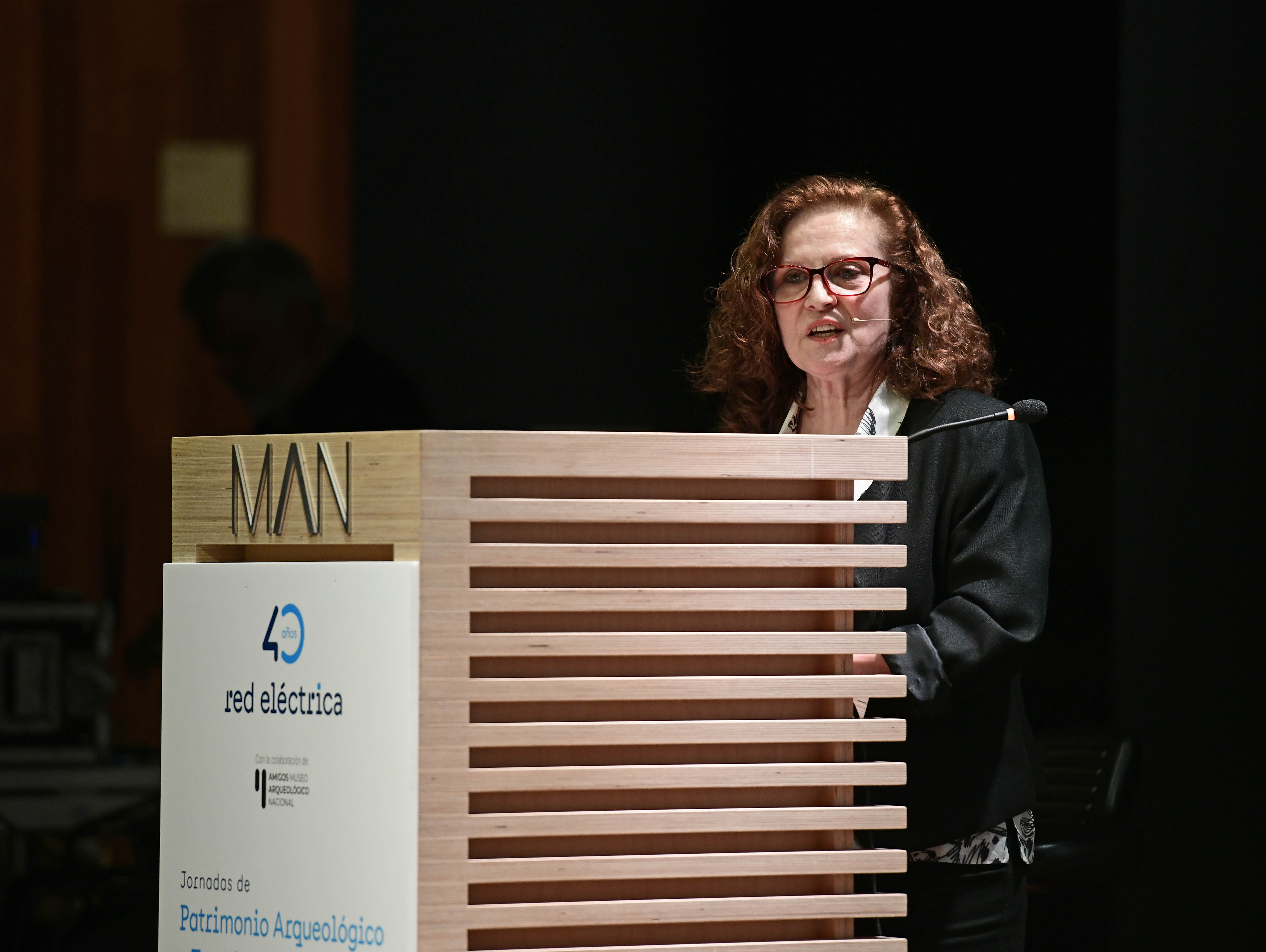 La subdirectora del Museo Arqueológico Nacional, Carmen Marcos, durante la ponencia La protección del Patrimonio Arqueológico subacuático: La fragata española Nuestra Señora de las Mercedes.