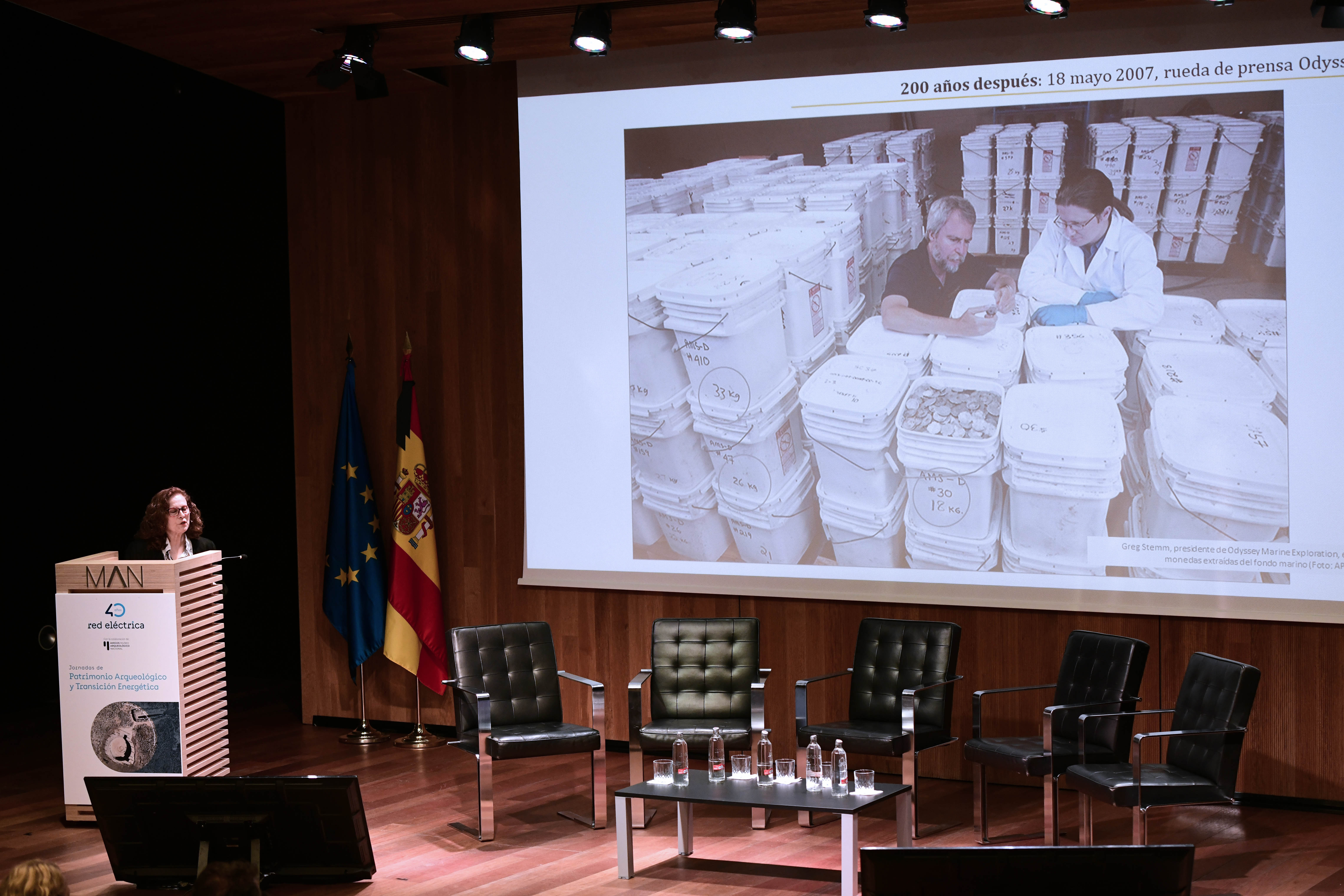 La subdirectora del Museo Arqueológico Nacional, Carmen Marcos, durante la ponencia La protección del Patrimonio Arqueológico subacuático: La fragata española Nuestra Señora de las Mercedes.
