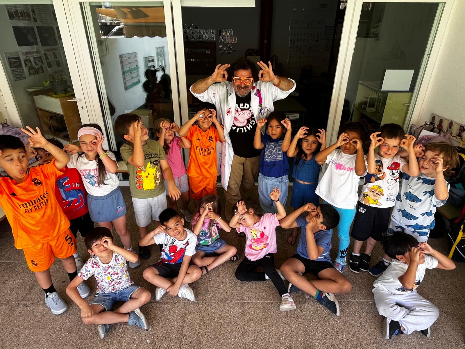 El profesor Molécula con un grupo de escolares del colegio