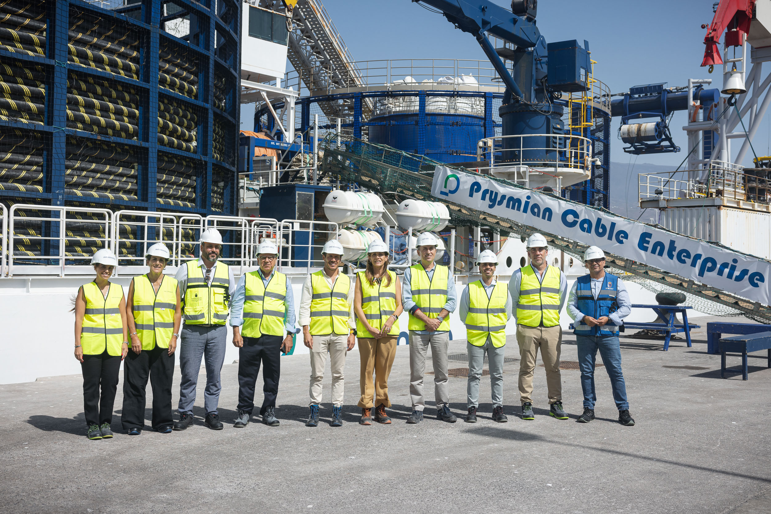 Autoridades, antes de subir a bordo del buque