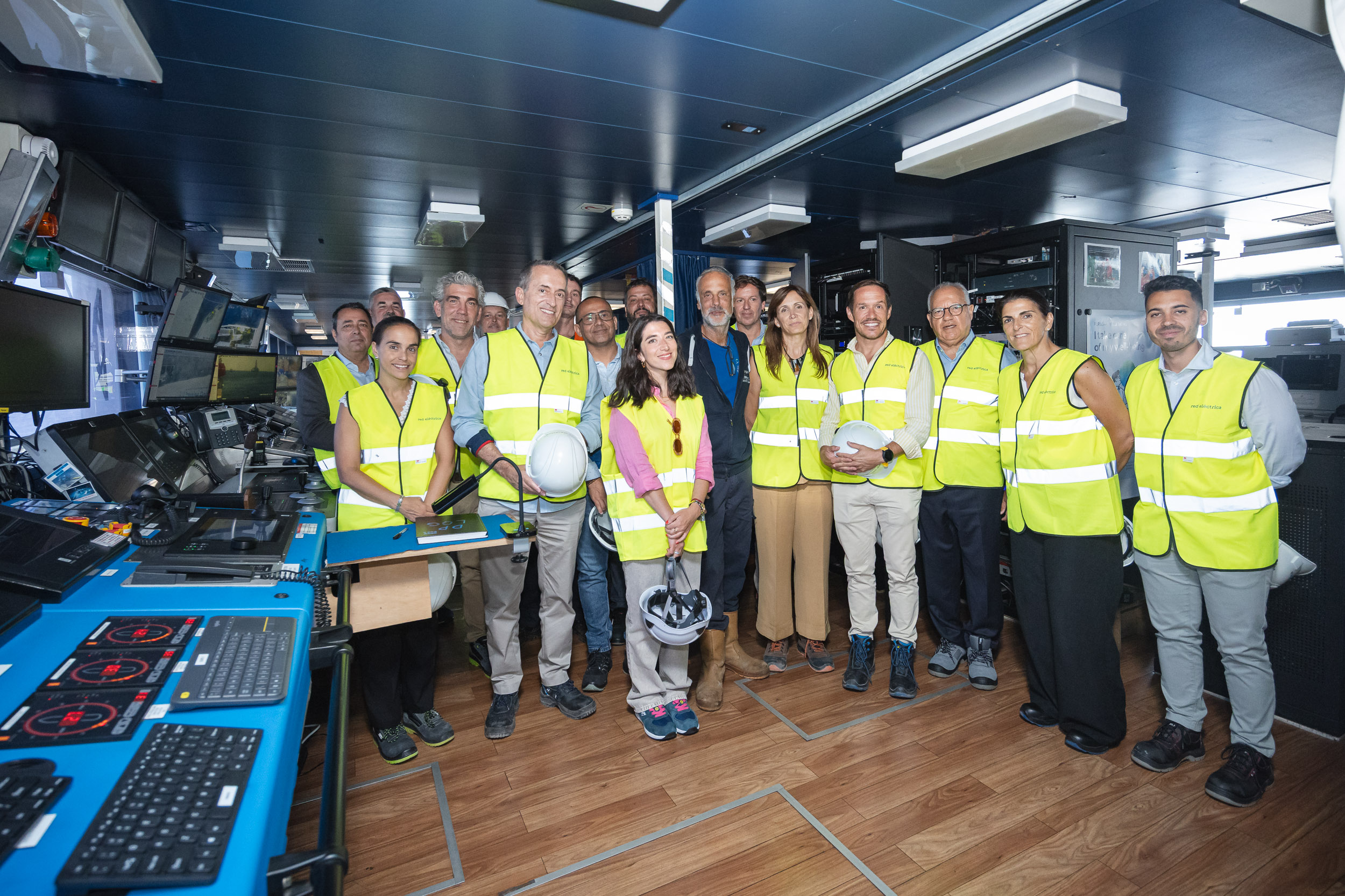 Autoridades, en el interior del barco, durante la visita.