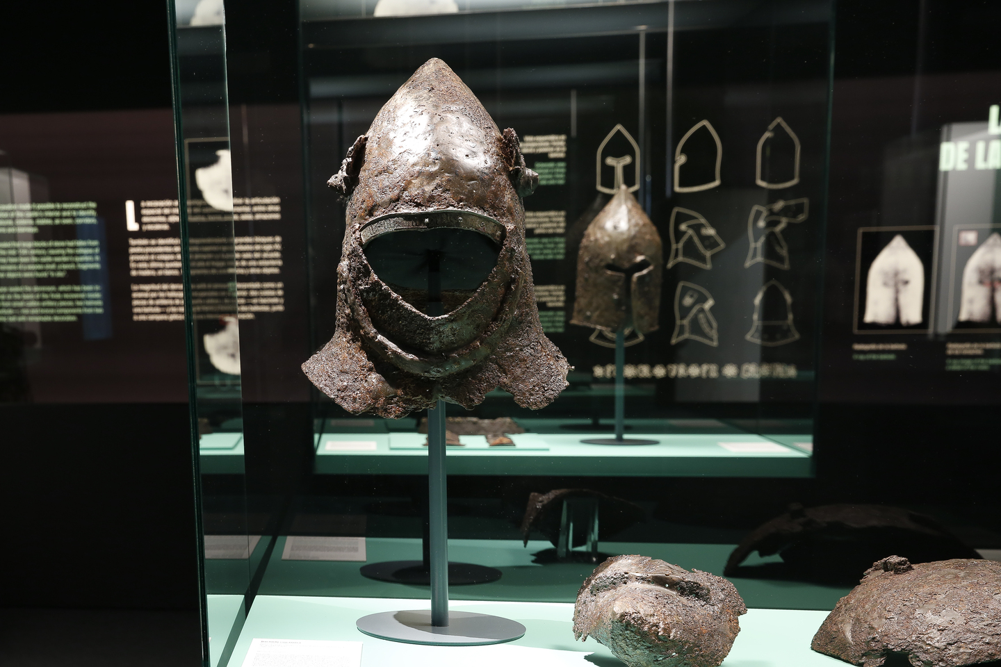 Medieval helmet on display in the New Acquisitions Room of the MAN, as part of the exhibition ‘Life on the Frontier: Finds from Monreal de Ariza Castle’.