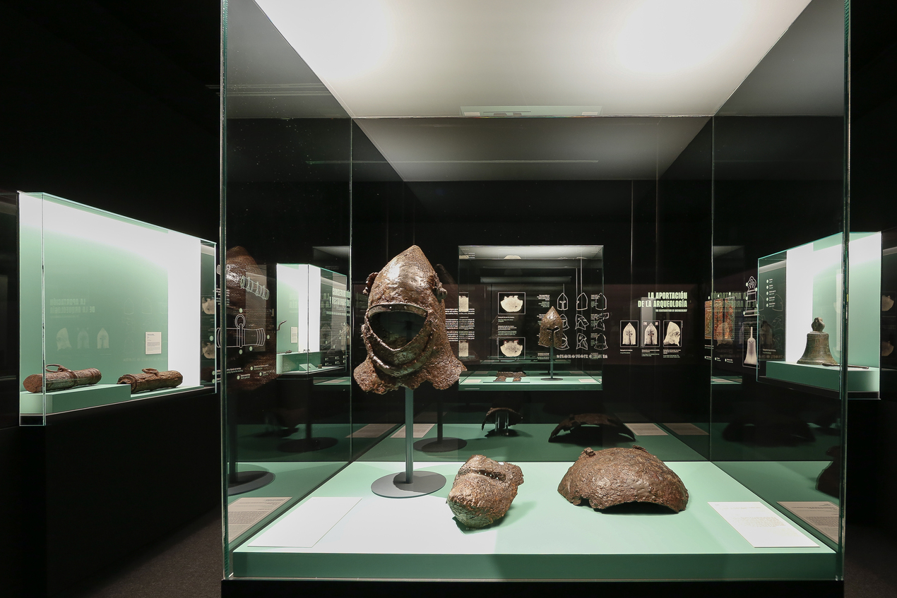 Casco medieval del Castillo de Monreal de Ariza expuesto en la Sala de novedades del MAN