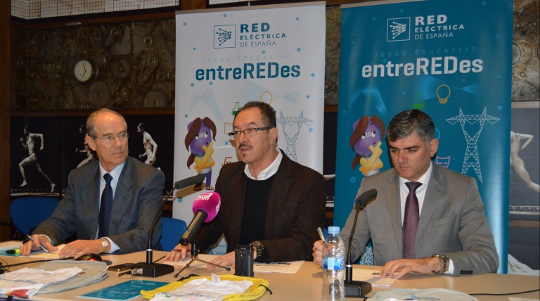 De izquierda a derecha, el delegado de Red Eléctrica, José Ignacio Fernández; el director del Museo de las Ciencias, Santiago Langreo, y el delegado de la Junta en Cuenca, Ángel Tomás Godoy, durante la presentación del concurso.