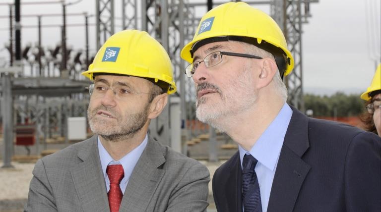 REE completa el principal eje de transporte de energía eléctrica entre el norte y el sur de Andalucía De izqda a dcha: Luis Atienza y Antonio Avila durante la visita a la subestacion de Guadame