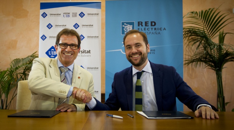 El rector de la Universidad de las Islas Baleares, Llorenç Huguet, a la izquierda, y el delegado regional de Red Eléctrica, Eduardo Maynau, durante la firma del convenio.