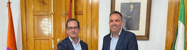 The Antas Mayor Pedro Ridao and Redeia’s Regional Delegate in Andalusia, Jorge Jiménez, sign the agreement. The Antas Mayor Pedro Ridao and Redeia’s Regional Delegate in Andalusia, Jorge Jiménez, sign the agreement.