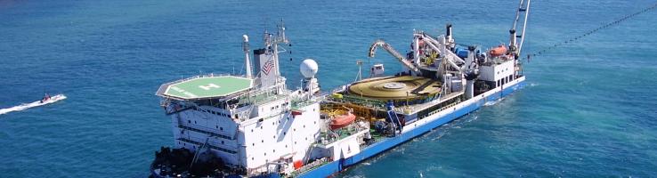 El barco cablero Giulio Verne inicia el tendido del cable submarino que conectará el sistema eléctrico peninsular con Ceuta. 