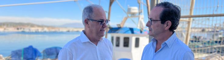 El gerente de la Organización de Productores Pesqueros Artesanales de la Lonja de Conil, Nicolás Fernández, y el delegado de Redeia en Andalucía, Jorge Jiménez, firman el acuerdo de colaboración.