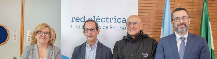 El alcalde de La Línea de la Concepción; el catedrático de la Universidad de Sevilla; el delegado de Redeia en Andalucía y la representante del Estado en Cádiz. 