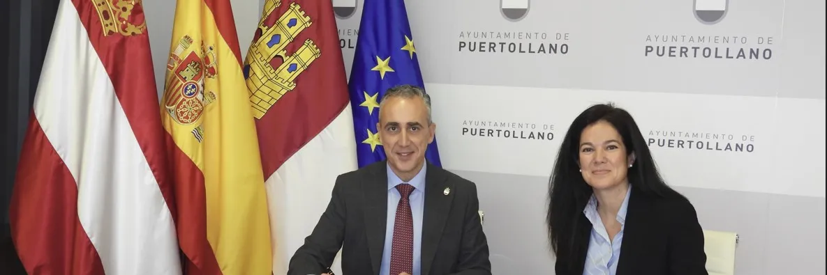 La delegada de Red Eléctrica en Castilla-La Mancha, Patricia Crego, y el alcalde de Puertollano (Ciudad Real), Miguel Ángel Ruiz, firman el convenio en el Ayuntamiento local.