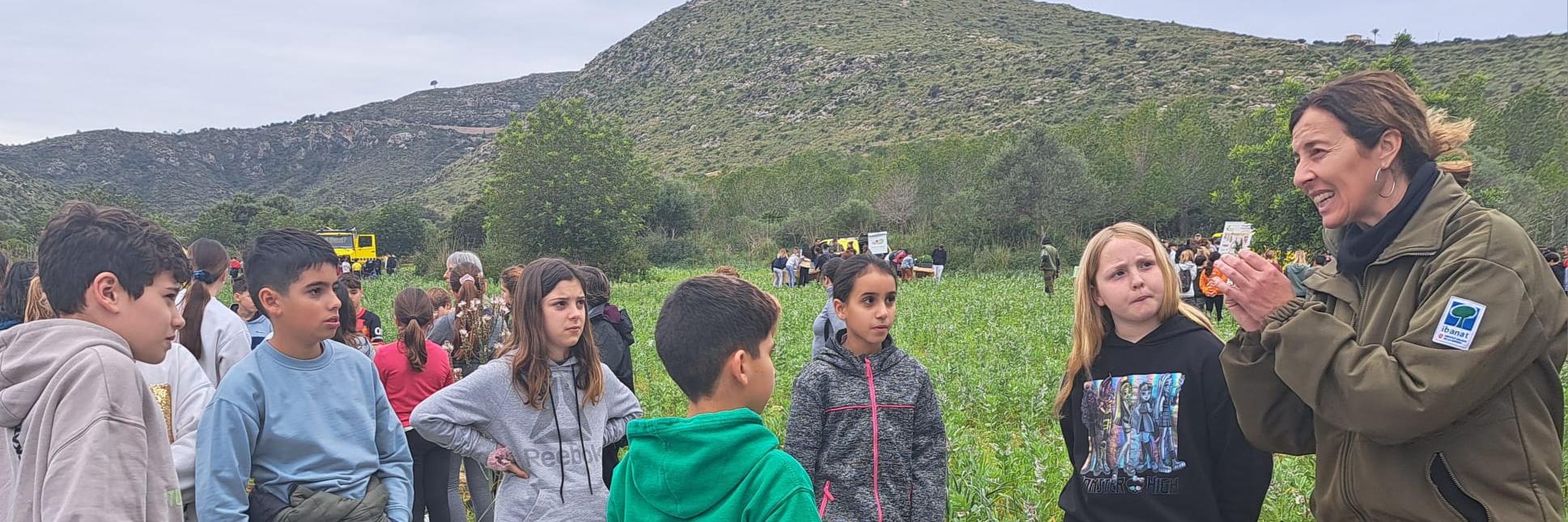 Escolares de quinto y sexto de Primaria visitan el Bosque de Sa Duaia (Mallorca).