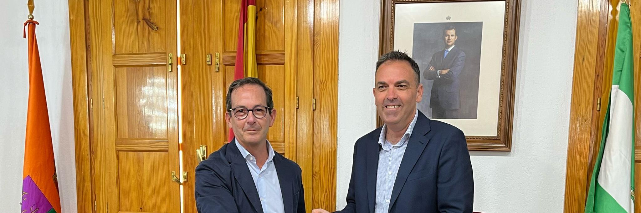  The Antas Mayor Pedro Ridao and Redeia’s Regional Delegate in Andalusia, Jorge Jiménez, sign the agreement.