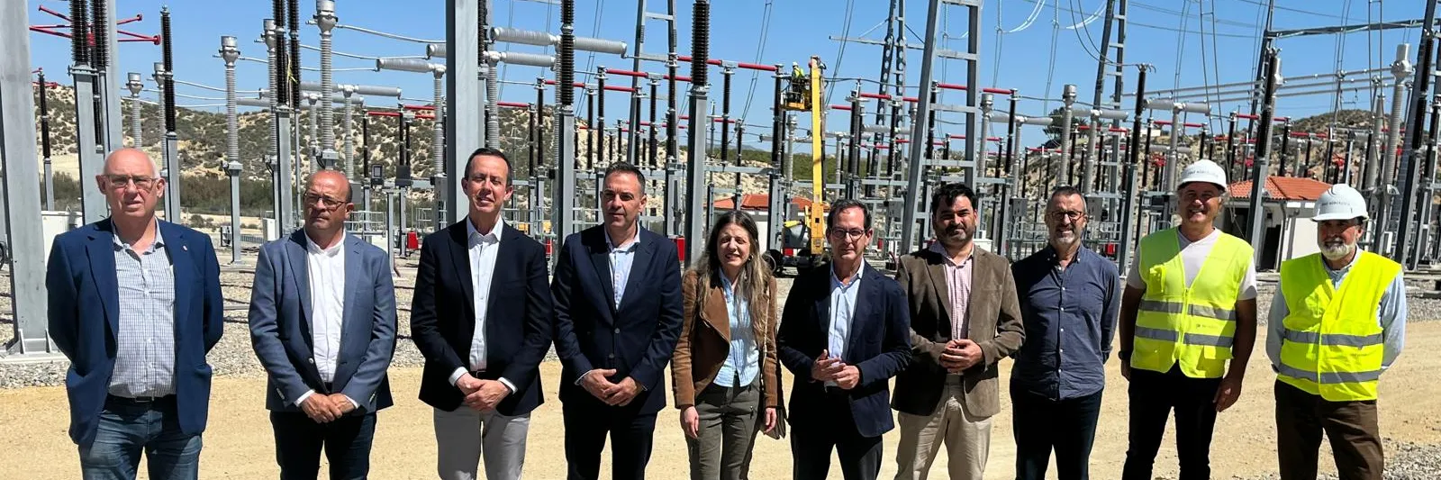 El subdelegado del Gobierno en Almería, José María Martín, junto con el alcalde de Antas, Pedro Ridao, y el delegado regional de Redeia en Andalucía, Jorge Juan Jiménez Luna, han realizado una visita a las obras de la nueva subestación de Antas.