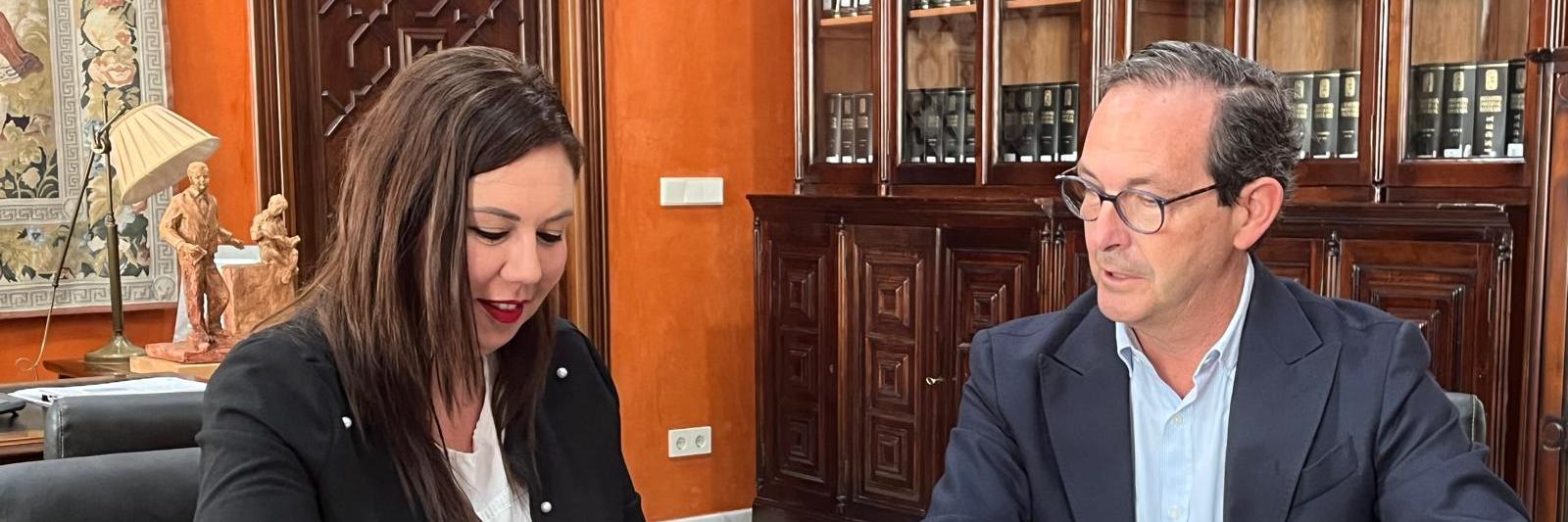 The town’s mayoress, Rocío Moreno, and Redeia’s delegate in Andalusia, Jorge Jiménez.