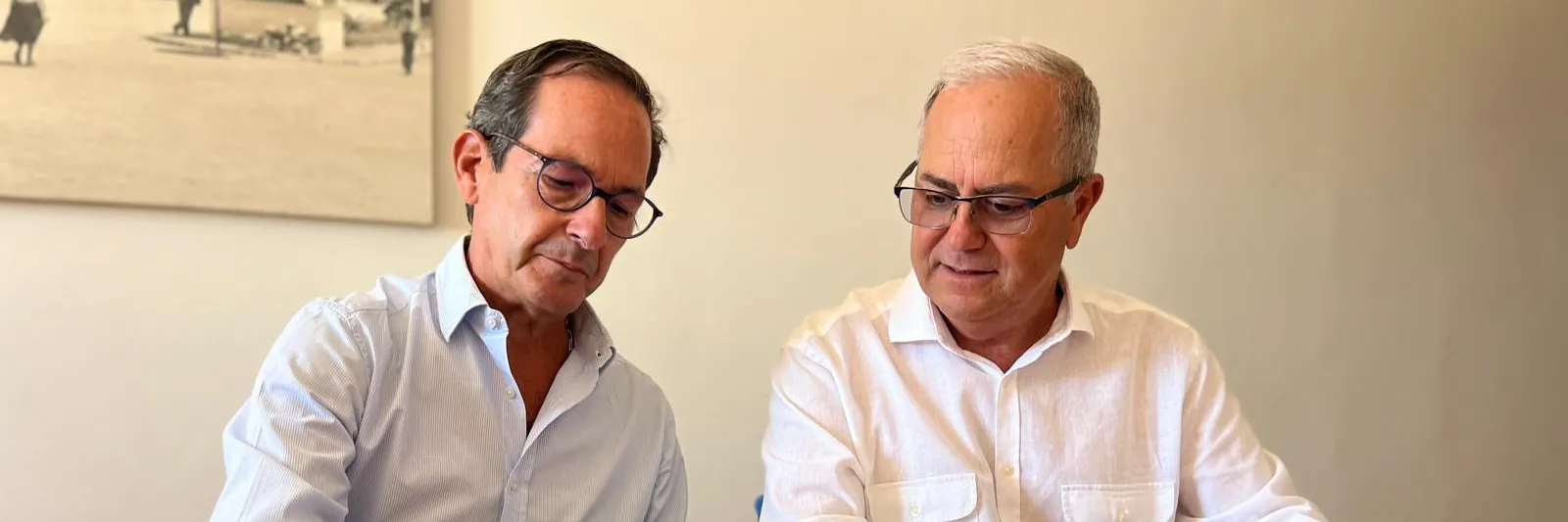 El gerente de la Organización de Productores Pesqueros Artesanales de la Lonja de Conil, Nicolás Fernández, y el delegado de Redeia en Andalucía, Jorge Jiménez, firman el acuerdo de colaboración.