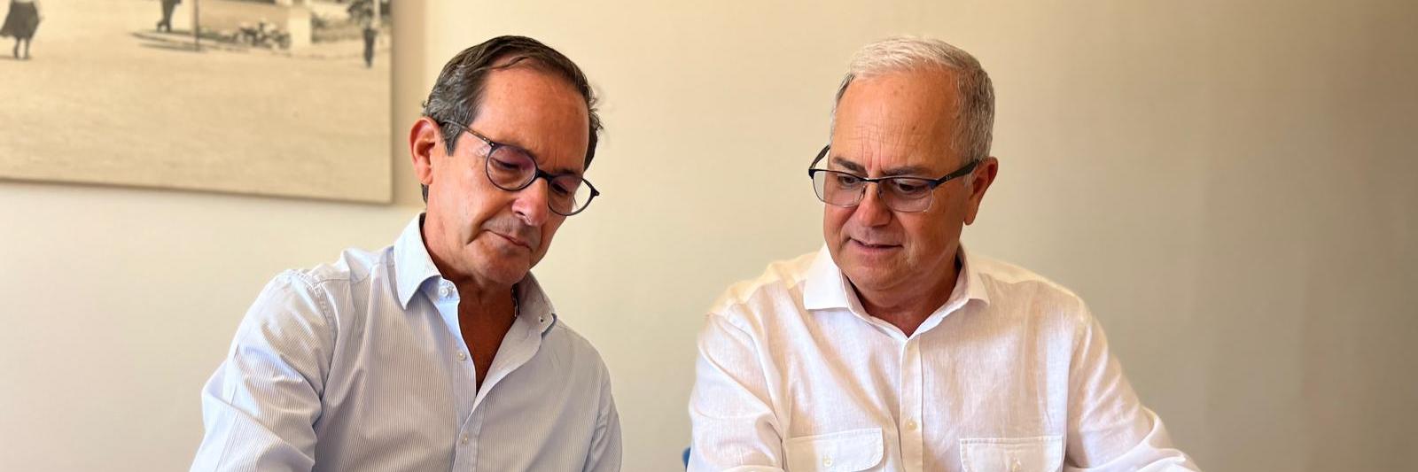 El gerente de la Organización de Productores Pesqueros Artesanales de la Lonja de Conil, Nicolás Fernández, y el delegado de Redeia en Andalucía, Jorge Jiménez, firman el acuerdo de colaboración. El gerente de la Organización de Productores Pesqueros Artesanales de la Lonja de Conil, Nicolás Fernández, y el delegado de Redeia en Andalucía, Jorge Jiménez, firman el acuerdo de colaboración.