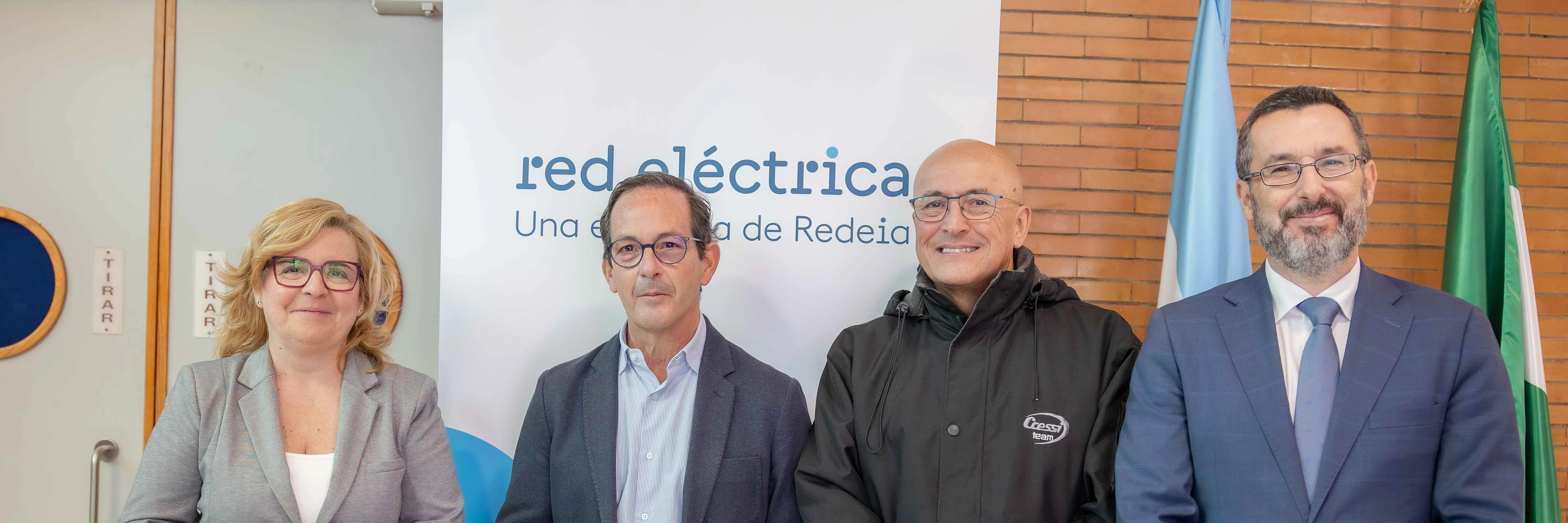 El alcalde de La Línea de la Concepción; el catedrático de la Universidad de Sevilla; el delegado de Redeia en Andalucía y la representante de la administración general del Estado, inauguran las jornadas.