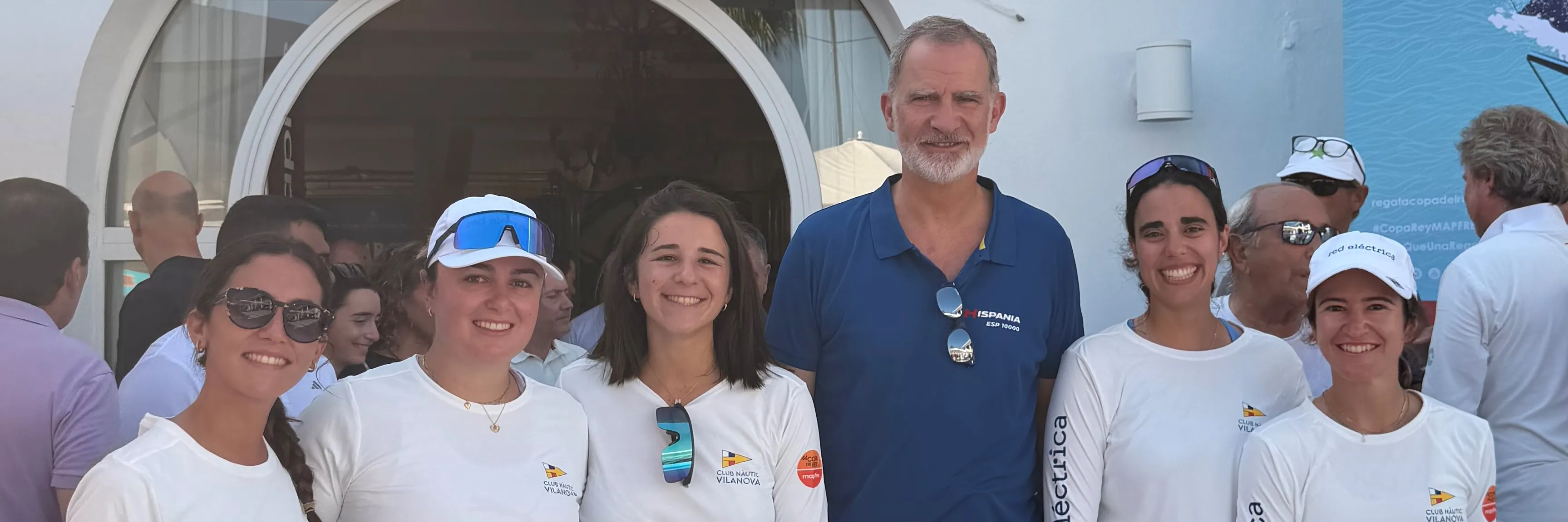 S.M. el Rey Felipe VI con la tripulación del Vilanova/Red Eléctrica.
