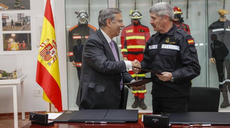 The Chairman of Red Eléctrica, José Folgado, and the head of the Military Emergency Unit (UME), Lieutenant General Miguel Alcañiz, sign the agreement,
