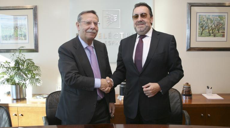 José Folgado, Chairman of Red Eléctrica de España (left) and Miguel Carballeda, President of the Spanish Paralympic Committee have signed a collaboration agreement.