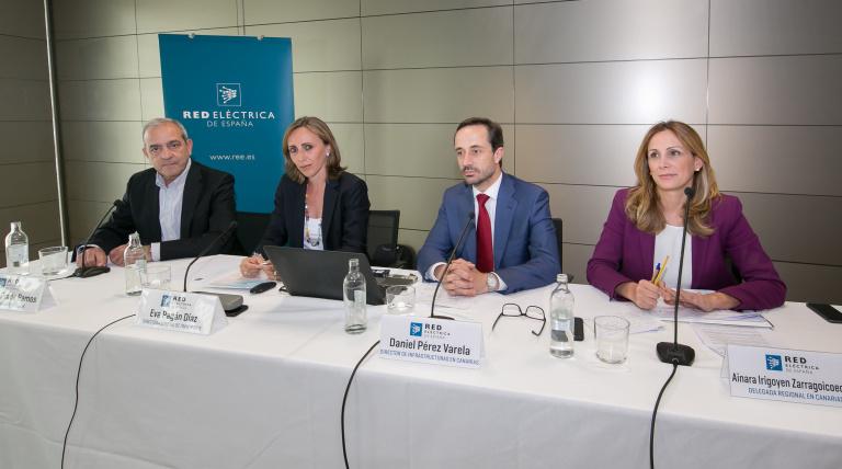 De izquierda a derecha: Antonio Prada, director de Comunicación; Eva Pagán, directora general de Transporte; Daniel Pérez Varela, director de Infraestructuras en Canarias, y Ainara Irigoyen, delegada en Canarias.