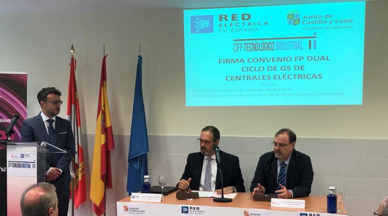 Ángel Mahou, Corporate Director of Resources of Red Eléctrica (left), and Fernando Rey, Regional Minister for Education at the Regional Governmen sign the collaboration agreement.
