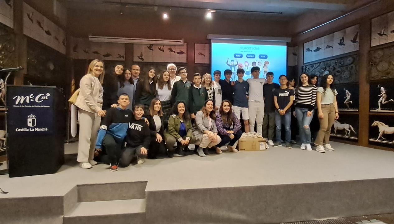 Foto de familia de los alumnos ganadores de la final de Entreredes de Castilla-La Mancha