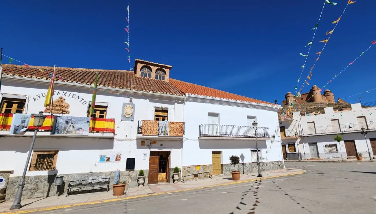 Plaza del Ayuntamiento de La Cahorra (Granada).