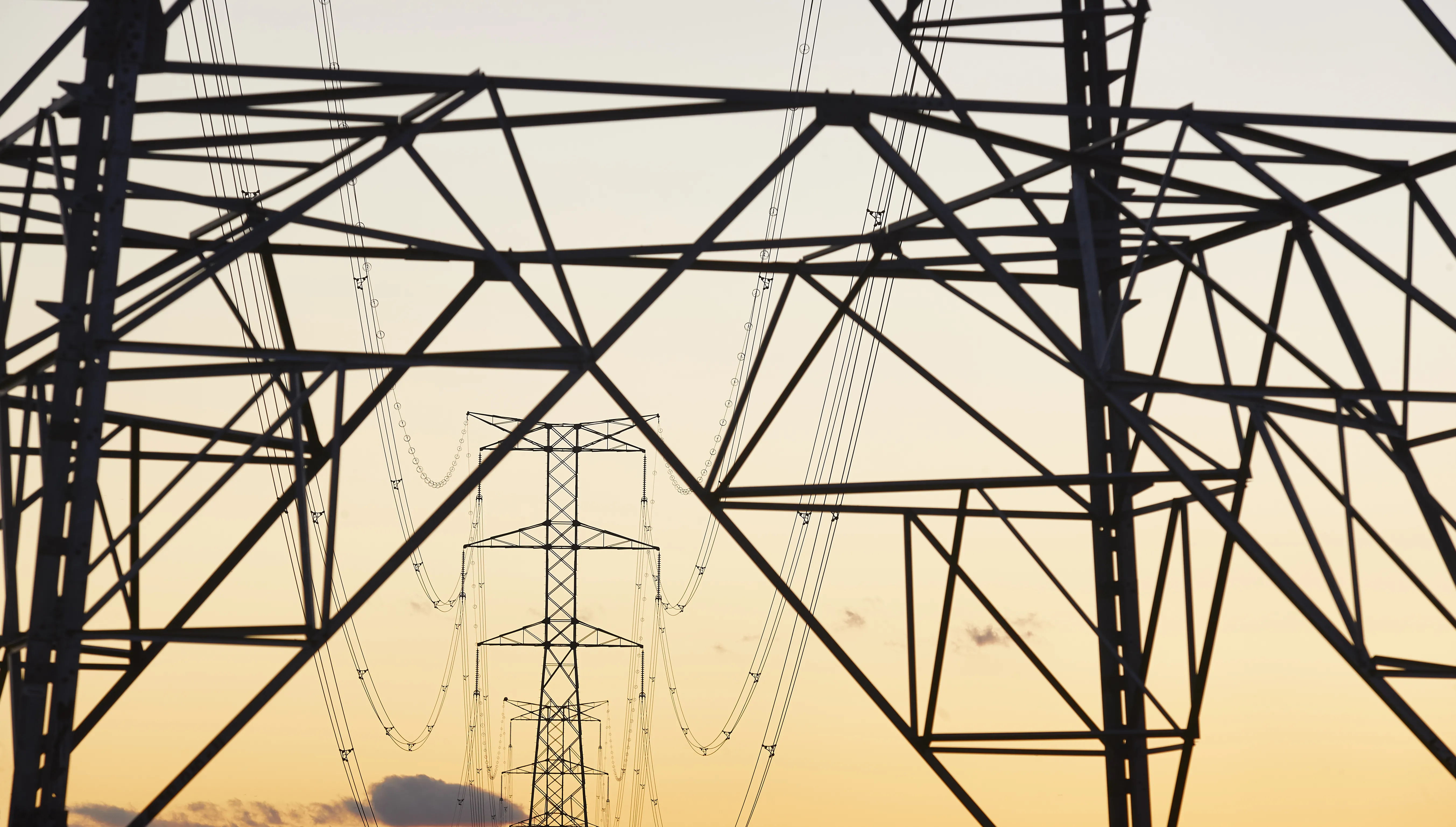 Red Eléctrica no crea sobrecostes para el sistema eléctrico, sino que garantiza su seguridad al menor coste