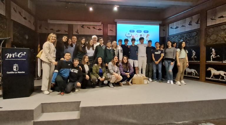 Foto de familia de los alumnos ganadores de la final de Entreredes de Castilla-La Mancha