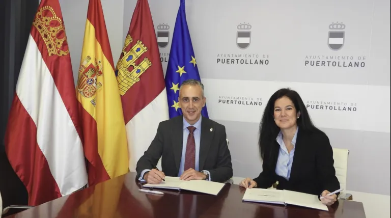 The representative of Red Eléctrica in Castilla-La Mancha, Patricia Crego, and Puertollano Mayor, Miguel Ángel Ruiz, sign the agreement.