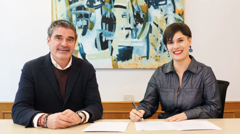 El director de Redeia en País Vasco, Antonio González Urquijo, y la directora de Medio Natural y Agricultura de la Diputación Foral de Bizkaia, Arantxa Atuxa.