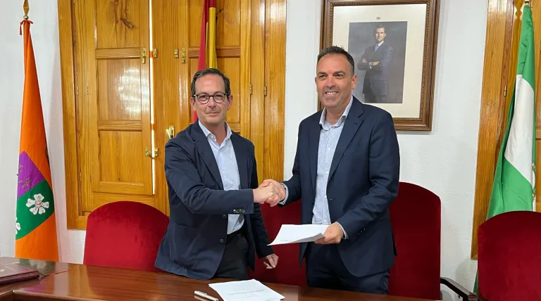 The Antas Mayor Pedro Ridao and Redeia’s Regional Delegate in Andalusia, Jorge Jiménez, sign the agreement.