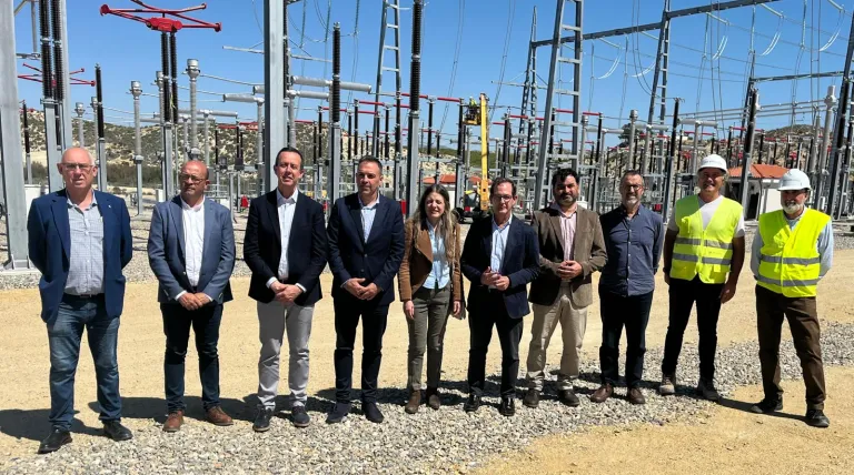 El subdelegado del Gobierno en Almería, José María Martín, junto con el alcalde de Antas, Pedro Ridao, y el delegado regional de Redeia en Andalucía, Jorge Juan Jiménez Luna, han realizado una visita a las obras de la nueva subestación de Antas.