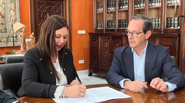 The town’s mayoress, Rocío Moreno, and Redeia’s delegate in Andalusia, Jorge Jiménez.