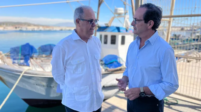 El gerente de la Organización de Productores Pesqueros Artesanales de la Lonja de Conil, Nicolás Fernández, y el delegado de Redeia en Andalucía, Jorge Jiménez, firman el acuerdo de colaboración.