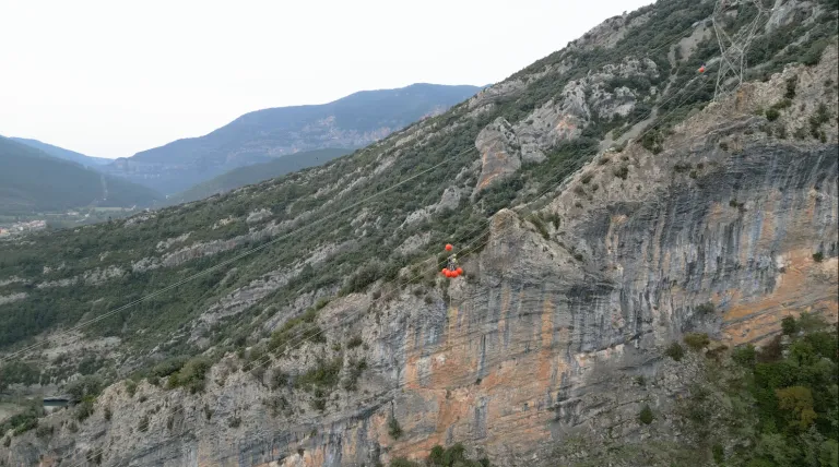 Baliza colgada de una línea eléctrica
