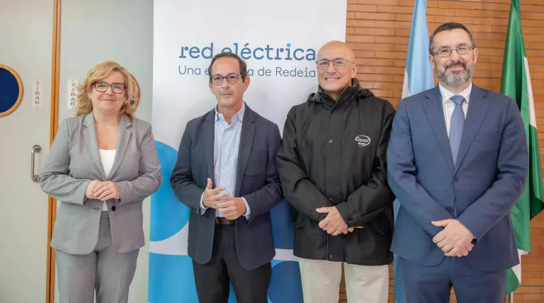 El alcalde de La Línea de la Concepción; el catedrático de la Universidad de Sevilla; el delegado de Redeia en Andalucía y la representante del Estado en Cádiz. 