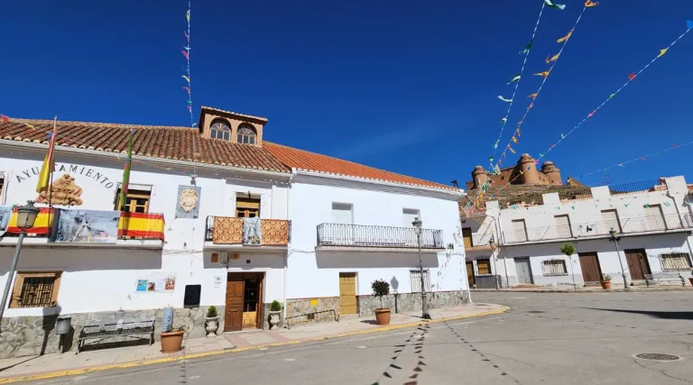 Plaza del Ayuntamiento de La Cahorra (Granada).
