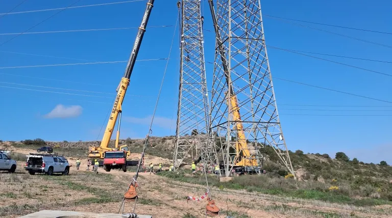 Red Eléctrica repotencia la línea Aragón-Escatrón de 400 kV para aumentar la capacidad de transporte entre las provincias de Teruel y Zaragoza
