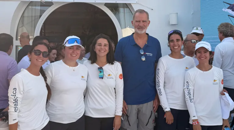 S.M. el Rey Felipe VI con la tripulación del Vilanova/Red Eléctrica.