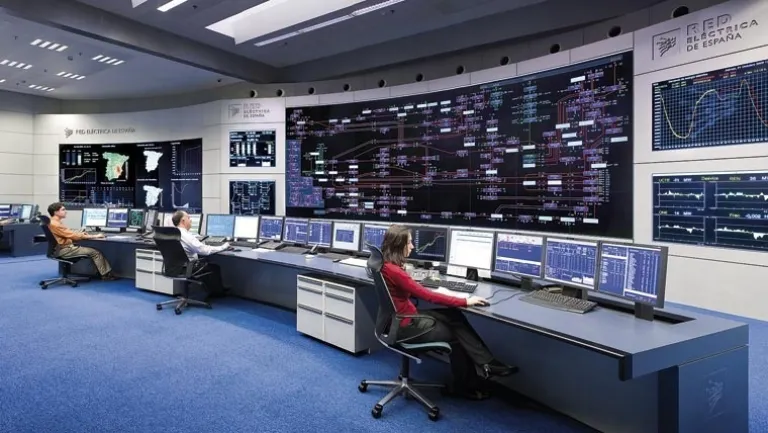 Personas trabajando en el centro de control