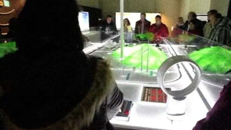 Varias personas atendiendo a una explicación de la exposición