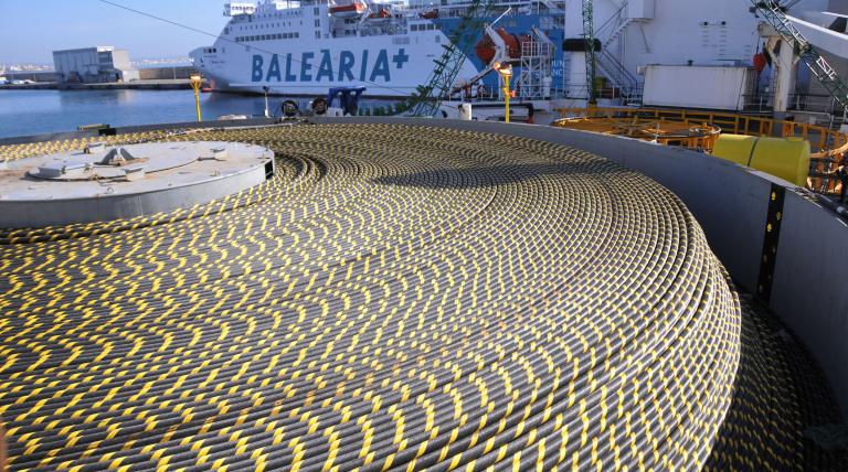 Detalle del cable submarino que enlazará la Península con Baleares.