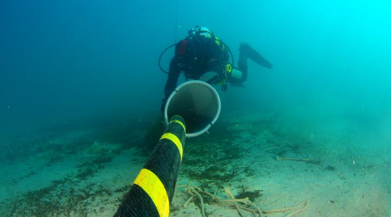 Entrada del cable en el tubo enterrado en el fondo marino que llega a la playa de Santa Ponsa.